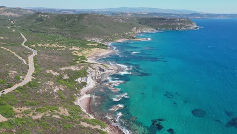 Carretera-Costera-Y-Mar-Azul-Turquesa-En-La-Costa-Oeste-De-Cerdeña,-Italia---Antena-4k