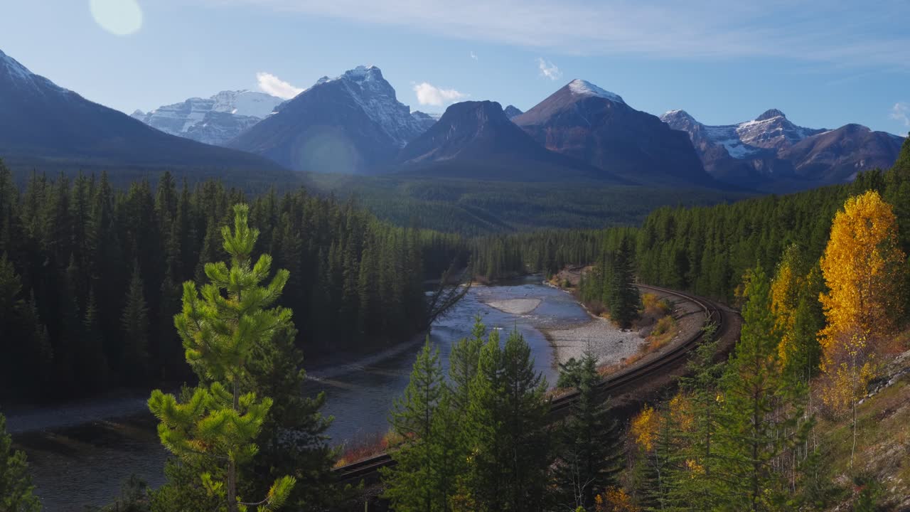 vía de ferrocarril vacía del pacífico en la curva de morants a lo largo del río bow en el parque nacional de banff