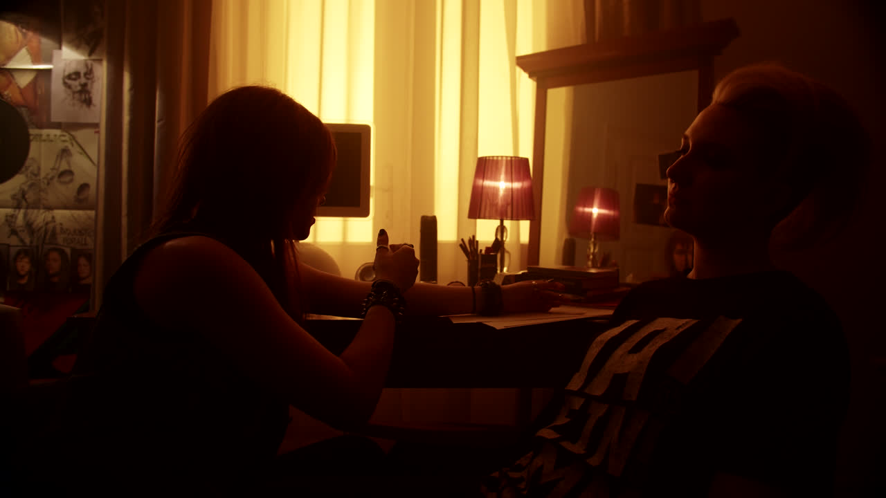 침실에 있는 십대 소녀들