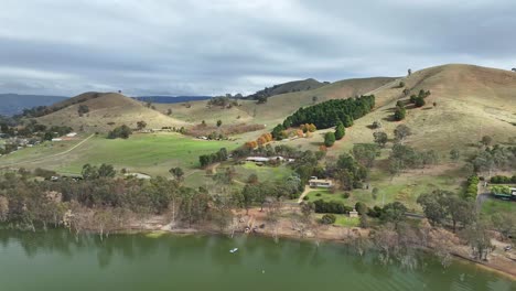 Lake-Eildon-shoreline-with-homes-in-Bonnie-Doon