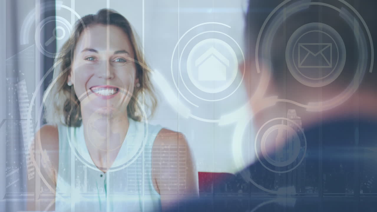 animación de la interfaz con iconos de los medios y una mujer de negocios sonriente en una reunión