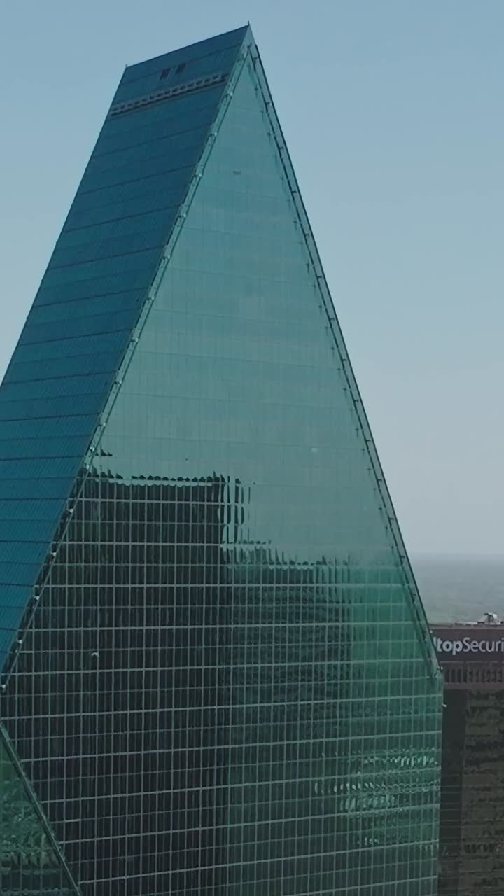 Vista do centro de Dallas do alto, com prédios altos e céu limpo