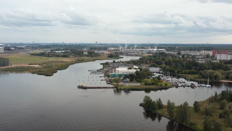 Video-Panorámico-Aéreo-De-Drones-De-Un-Puerto-Deportivo-Junto-Al-Río-En-Un-Día-Nublado