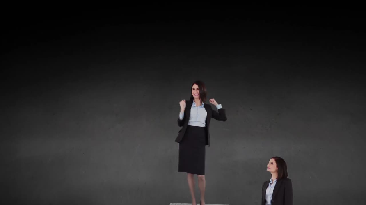포디움에 있는 사업가 여성의 복합 비디오