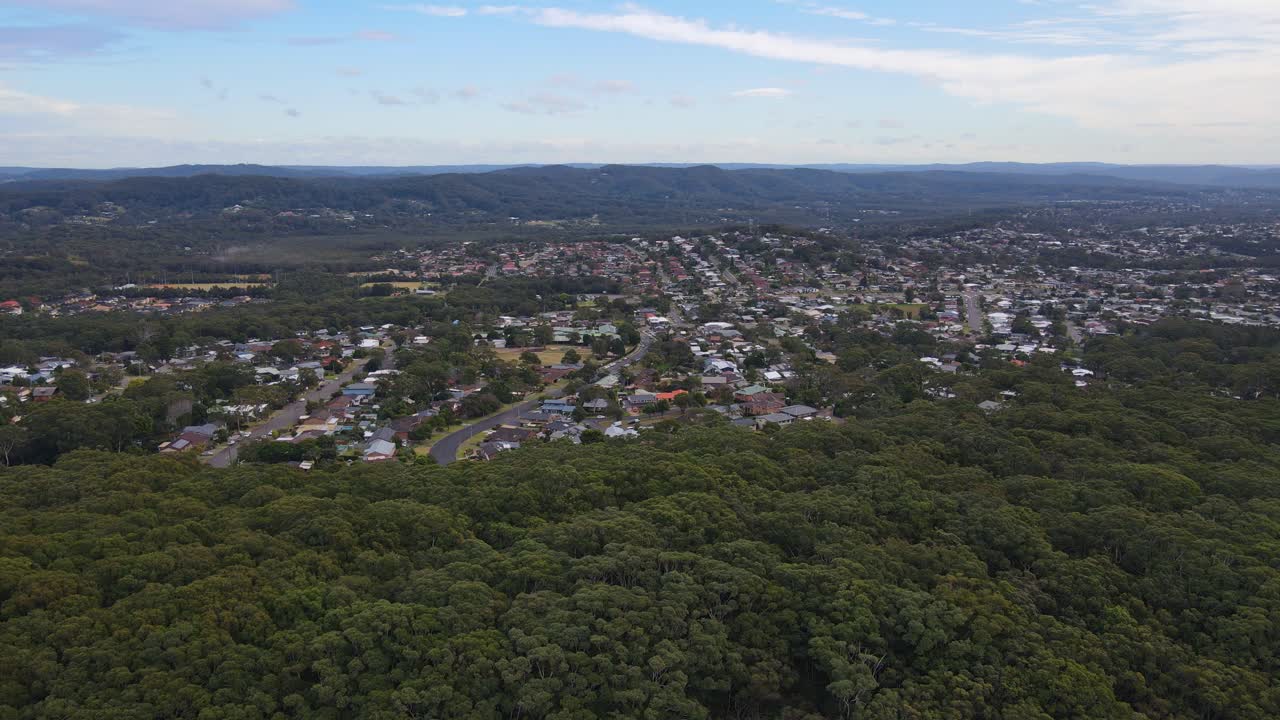 vista panorámica del suburbio de norah head con espesos bosques verdes en nueva gales del sur, australia