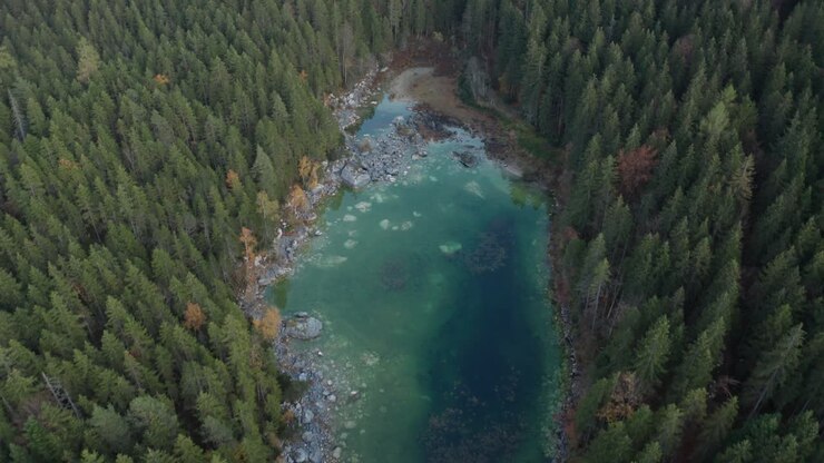 Baviera, Laguna del Lago Eibsee Ora d'oro | 4K D-LOG - Perfetto per la correzione colore