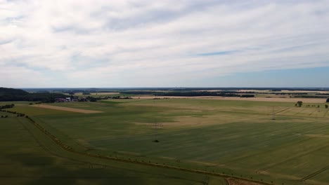 Felder-In-Der-Ferne,-Großer-Schornstein,-Der-Raucht,-Wunderbare-Luftaufnahme,-Flugpanorama,-Kurvenflug,-Drohnenaufnahmen-In-Europa,-Sachsen,-Anhalt-Im-Sommer-2022