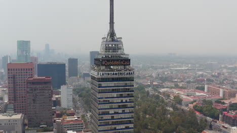 Rückwärts-Enthüllen-Das-Stadtbild-Rund-Um-Das-Hohe-Gebäude-Torre-Latinoamericana.-Spitze-Des-Wolkenkratzers-Mit-Aussichtsplattform.-Mexiko-Stadt,-Mexiko.