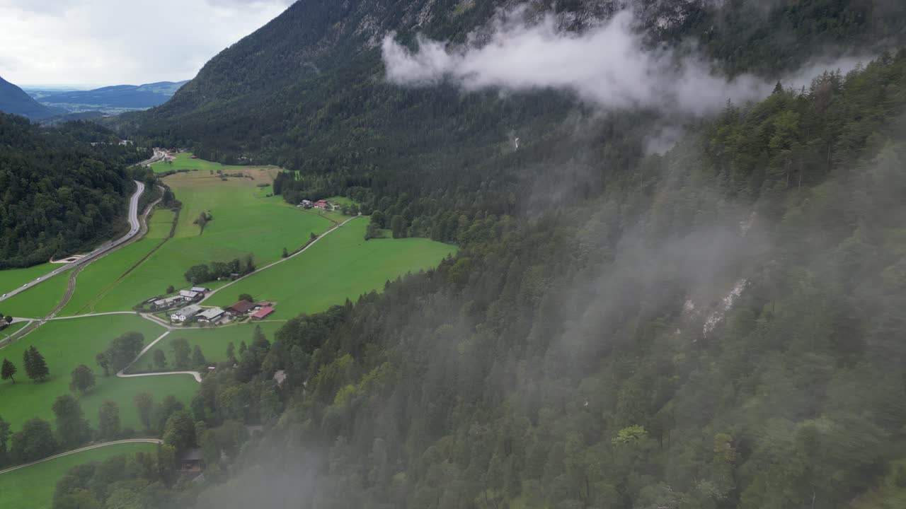 drone volando a través de las nubes para revelar el valle verde baviera alemania drone vista aérea