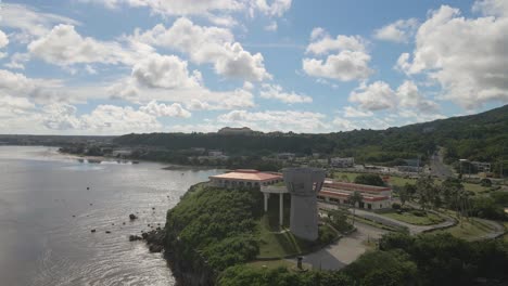 Toma-Aérea-Volando-Por-El-Café-Con-Leche-De-La-Libertad-En-La-Isla-Tropical-Guam