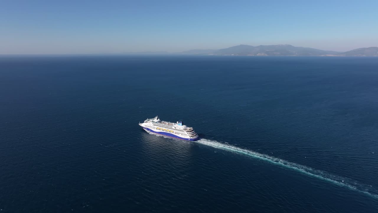 Nave da crociera che esplora il profondo Egeo vicino a Kusadasi, Turchia