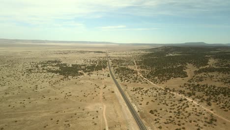 una imagen de paisaje aéreo de la carretera 66 que muestra una carretera estrecha y un horizonte en la distancia