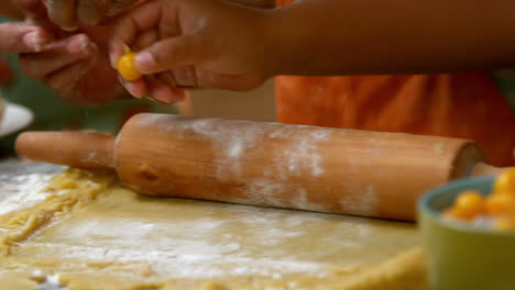 familia preparando postre en la cocina