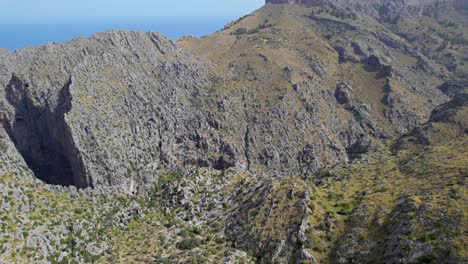 Toma-De-Apertura-De-Drones-De-Las-Montañas-Rocosas-De-Mallorca-Serra-De-Tramuntana-En-El-Fondo-Del-Mar-Mediterráneo