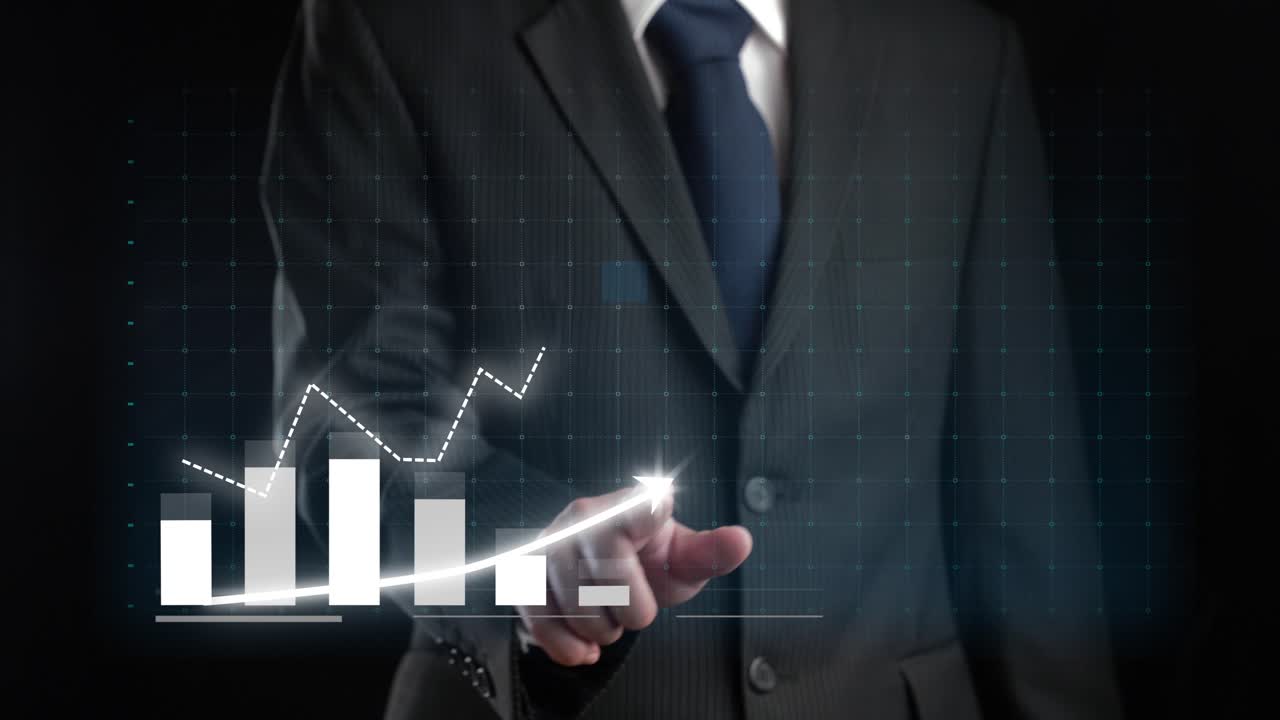 L'uomo d'affari disegna un grafico grafico allusivo finanziario che mostra la crescita dei profitti aziendali