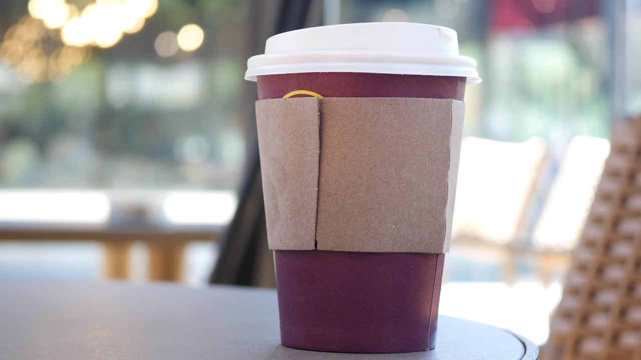 taza de café de papel en la mesa