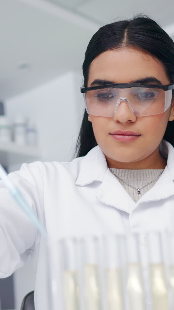 Giovane scienziata che lavora con provette in un laboratorio