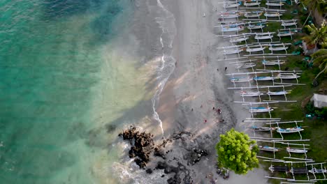 Descenso-Aéreo-Sobre-La-Playa-De-Bali-Con-Canoas-Y-Turistas