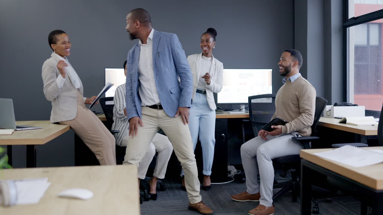 bailar, feliz y gente de negocios en un descanso