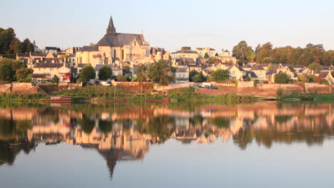 El-Pueblo-De-Candes-Saint-Martin-En-El-Río-Loira-En-El-Centro-De-Francia