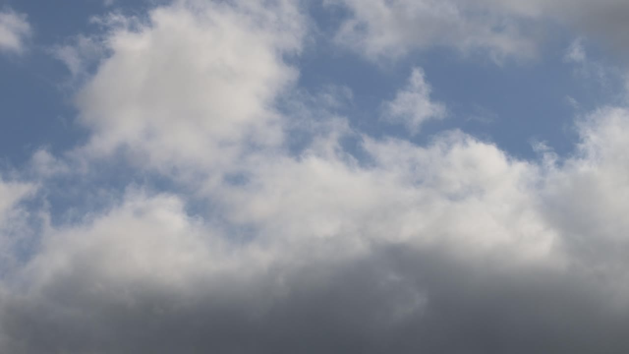 nubes a la deriva a través de un cielo azul