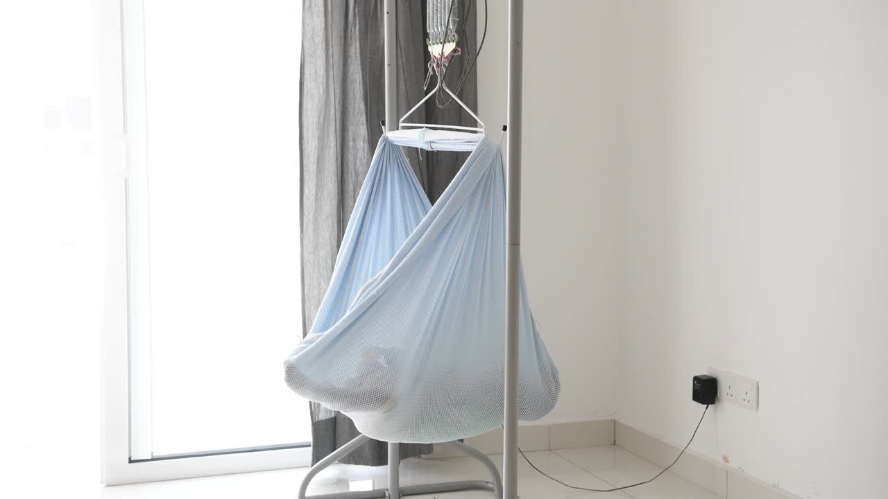 전자 기둥에서 잠을 자는 아기