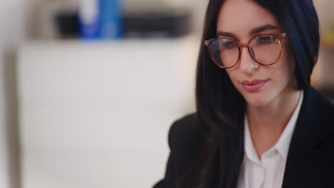 Primer-Plano-Del-Rostro-De-Una-Mujer-Trabajando-En-La-Computadora.