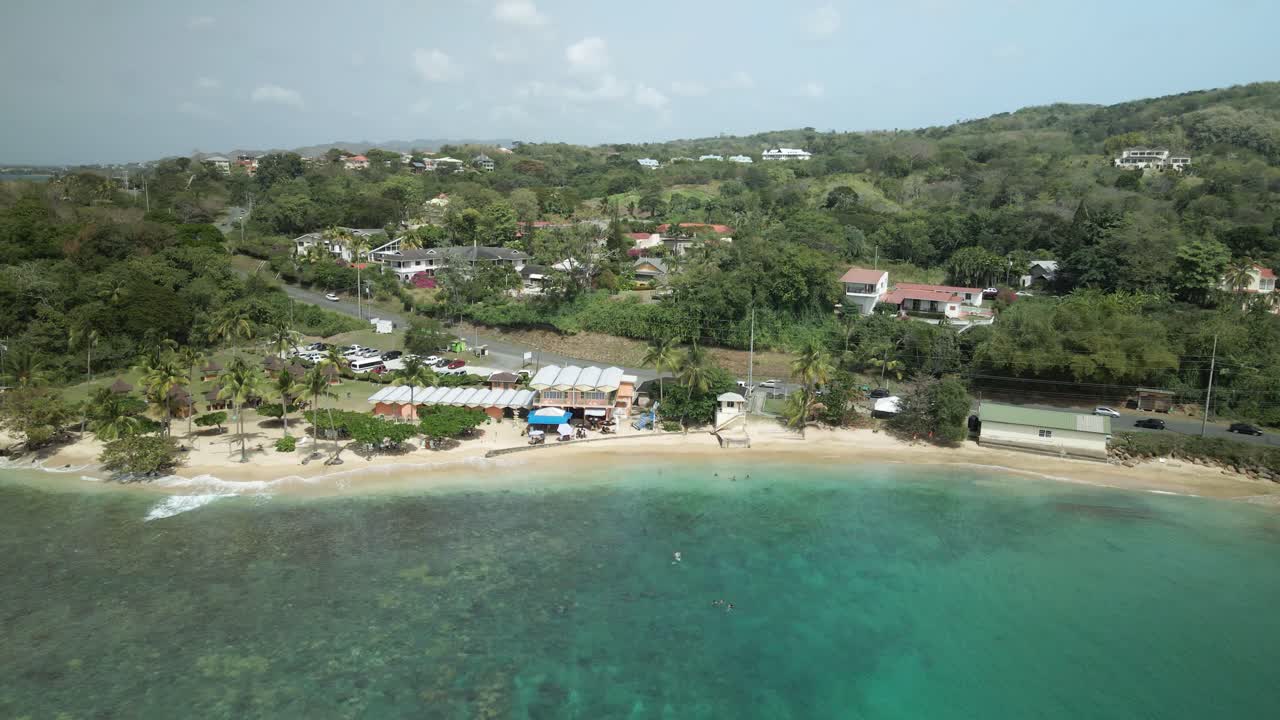vista aérea descendente das águas cristalinas de mt irvine bay na ilha tropical caribenha de tobago