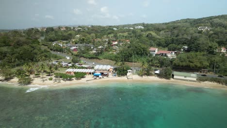vista aérea descendente de las aguas cristalinas de mt irvine bay en la isla caribeña tropical de tobago
