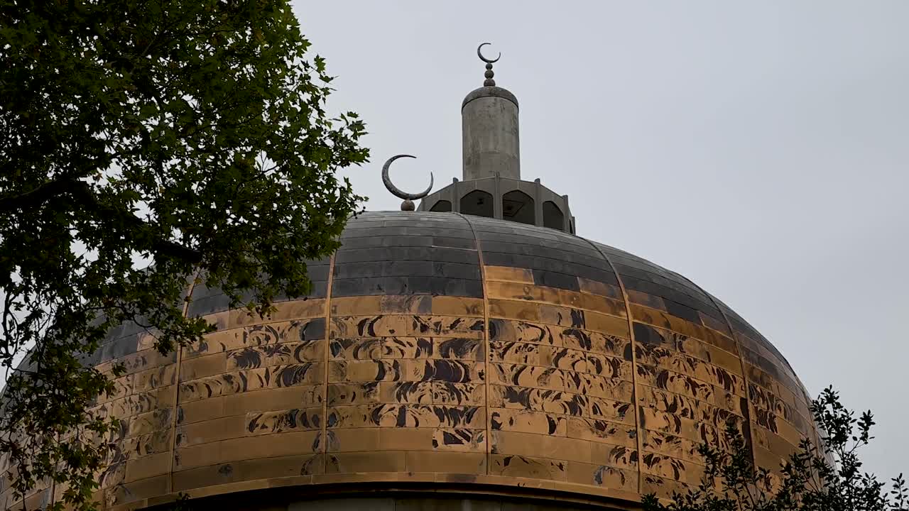 The London Central Mosque stands gracefully among autumn colours, combining architectural beauty with the warmth and tranquillity of the changing season