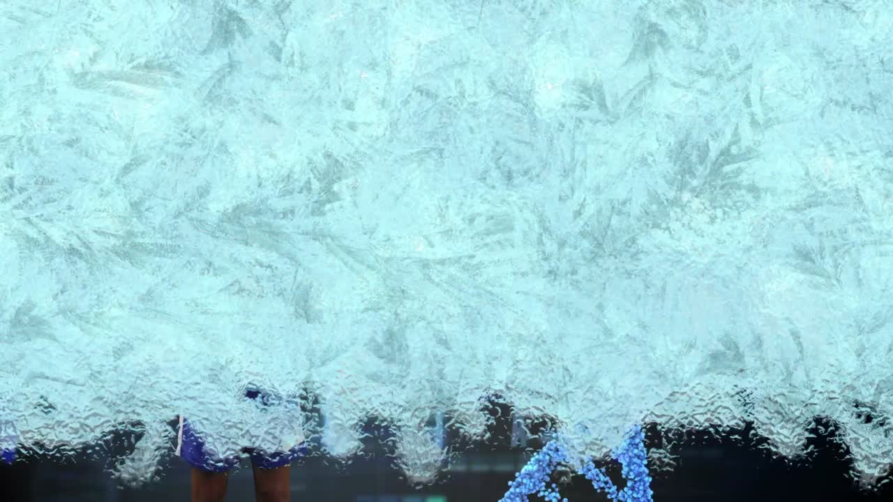 animación de cadena de adn y procesamiento de datos sobre una jugadora de fútbol femenina biracial cubierta de hielo