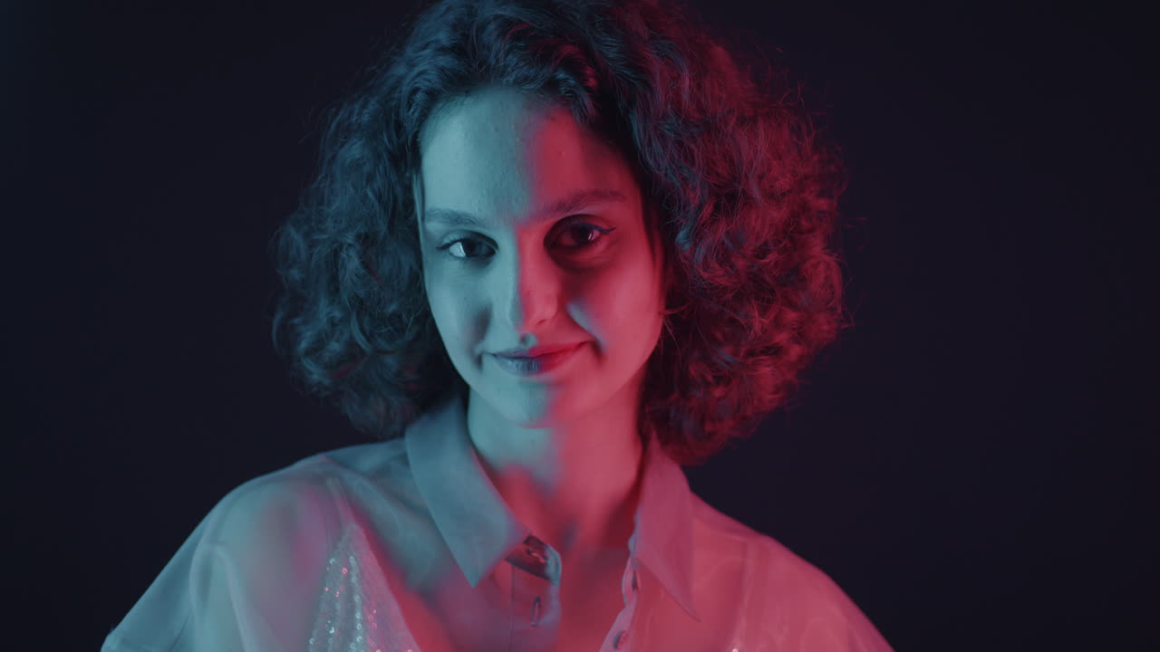 mujer con luz de neón