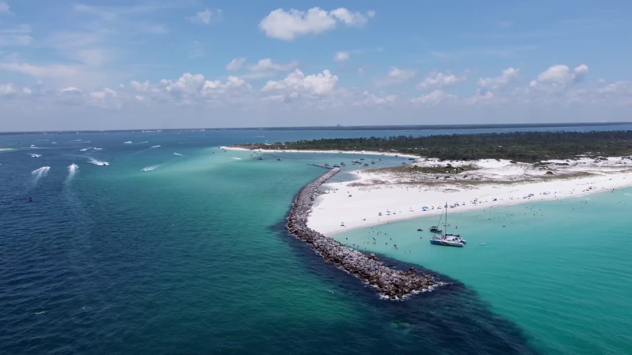 Green crystal clear waters, Blue skies, and white sands, at Shell island on Florida&rsquo;s Emerald Coast