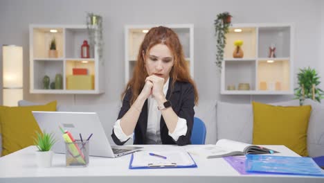 Mujer-Trabajadora-De-Oficina-En-Casa-Pensando-Con-Preocupación.