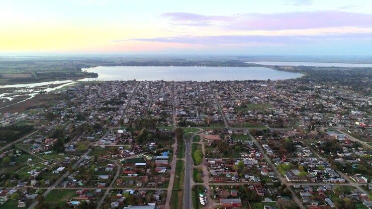 San Miguel del Monte levittäytyy Laguna de Monten ympärille asuinkortteleineen, suorine katuineen, viljelysmaineen ja maaseututeineen Buenos Airesin maakunnan tasaisilla Pampan aroilla, drone-nousu
