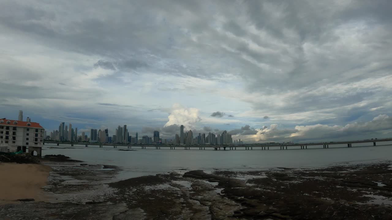 lapso de tiempo de vista de la línea de la ciudad de panamá con la marea baja y un día nublado