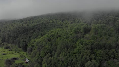 Drone-Sube-A-Las-Hermosas-Nubes-Bajas-En-La-Mañana-En-Las-Montañas-Catskill-Del-Estado-De-Nueva-York