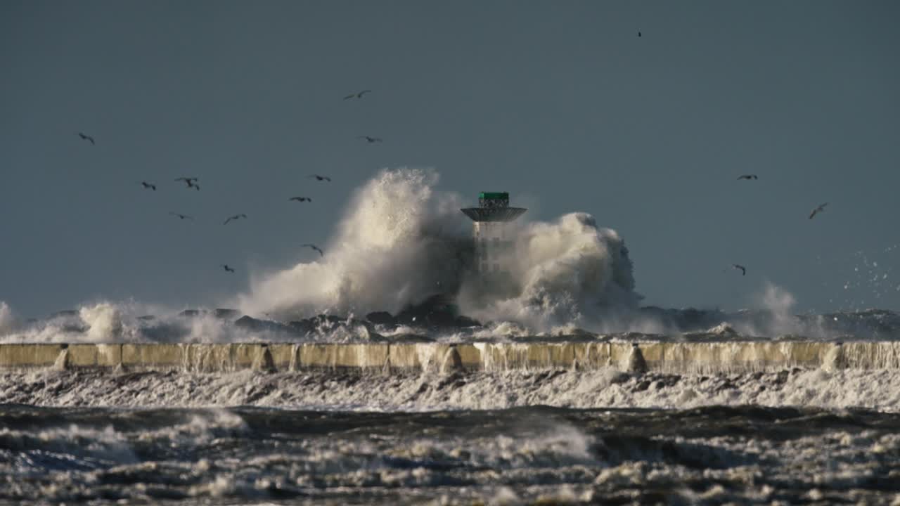 강력한 폭풍파가 등대에 부히고
