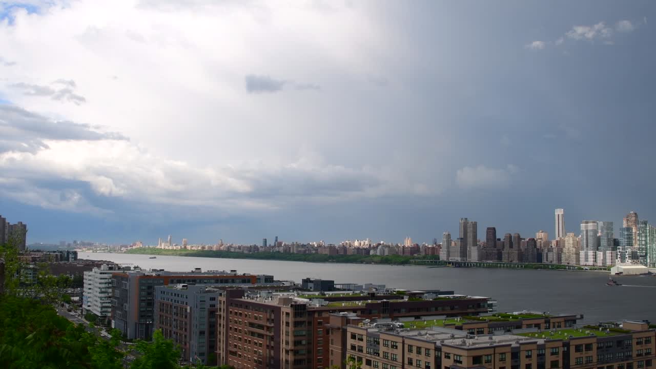 광각 맨해튼 상부 스카이 라인 구름이 가득한 폭풍 날씨, 구름을 통해 빛을 비추는