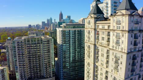 Aerial-drone-shot-slowly-rising-above-the-residential-buildings-near-Piedmont-Park-in-Midtown-in-downtown-Atlanta,-Georgia-on-a-sunny-day-with-blue-skies