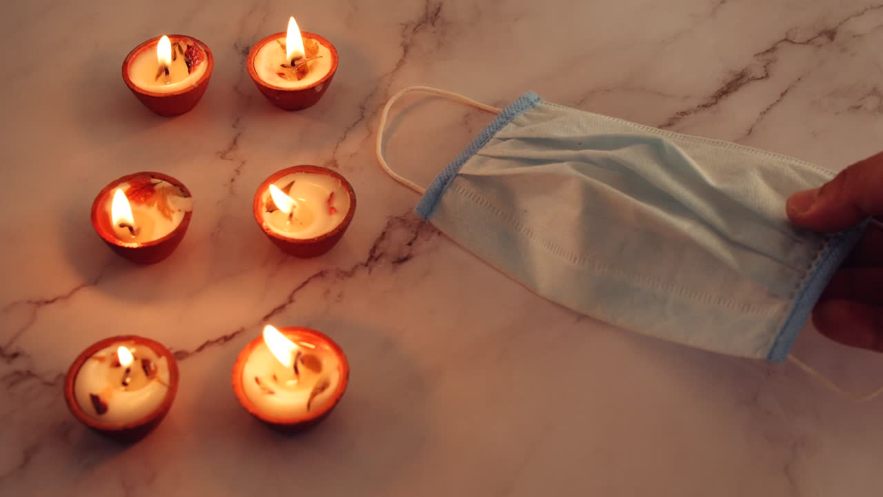 dias de diwali encendidos en 2020 durante el día junto con máscaras quirúrgicas