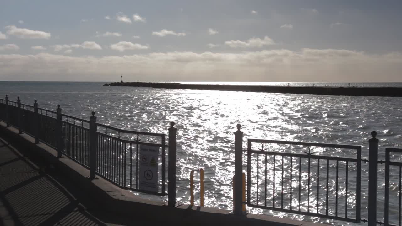 태양이 호수의 물에서 반사