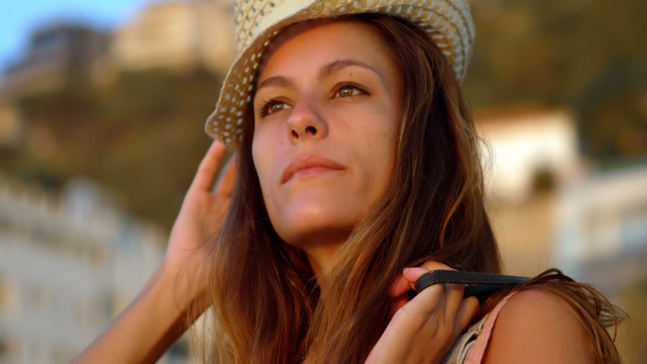 mujer de pie en la playa 4k