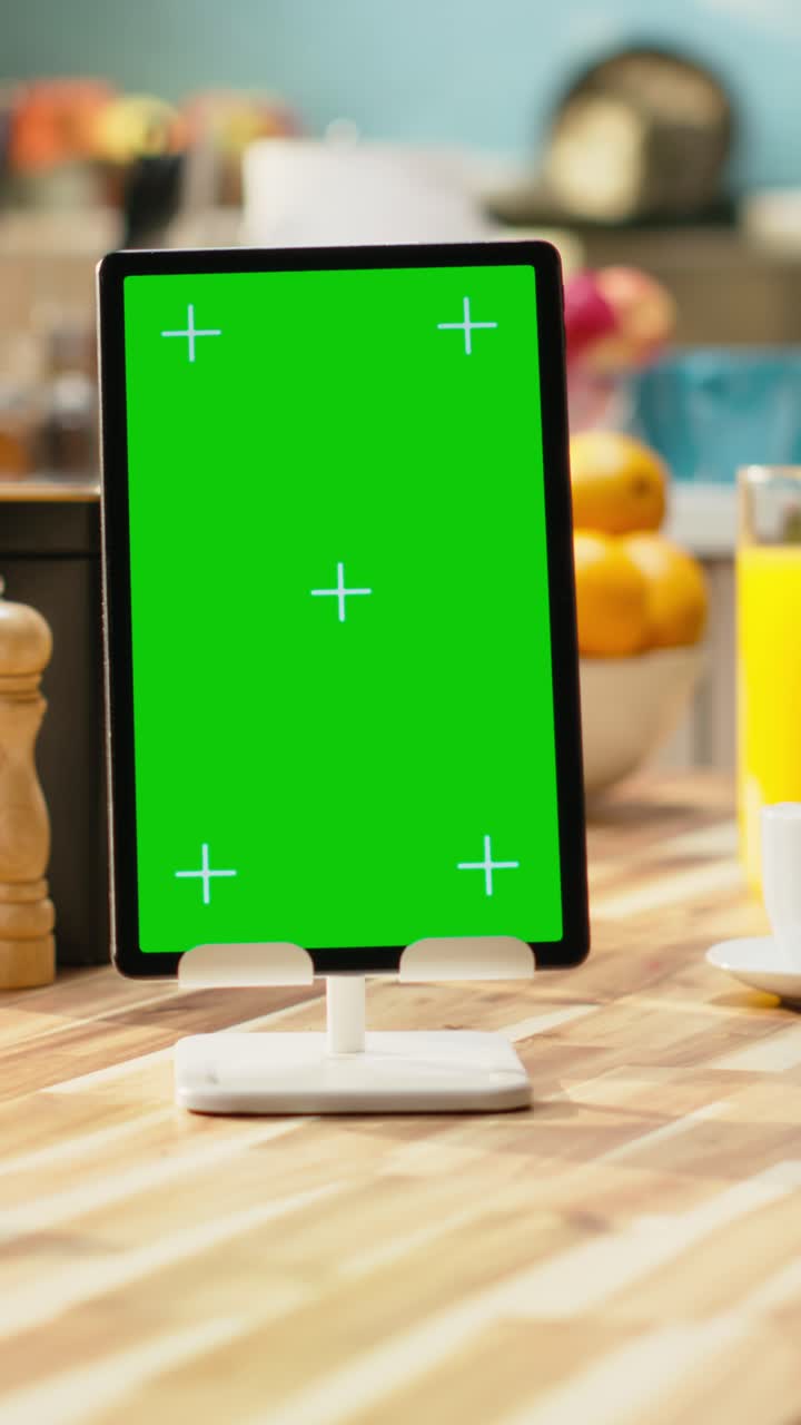Video Vertikal: Layar hijau vertikal di tablet dalam ruang dapur modern yang kosong