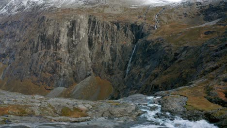 trollstigen es una carretera serpenteante de montaña y pasa en el municipio de rauma, condado de møre og romsdal, noruega
