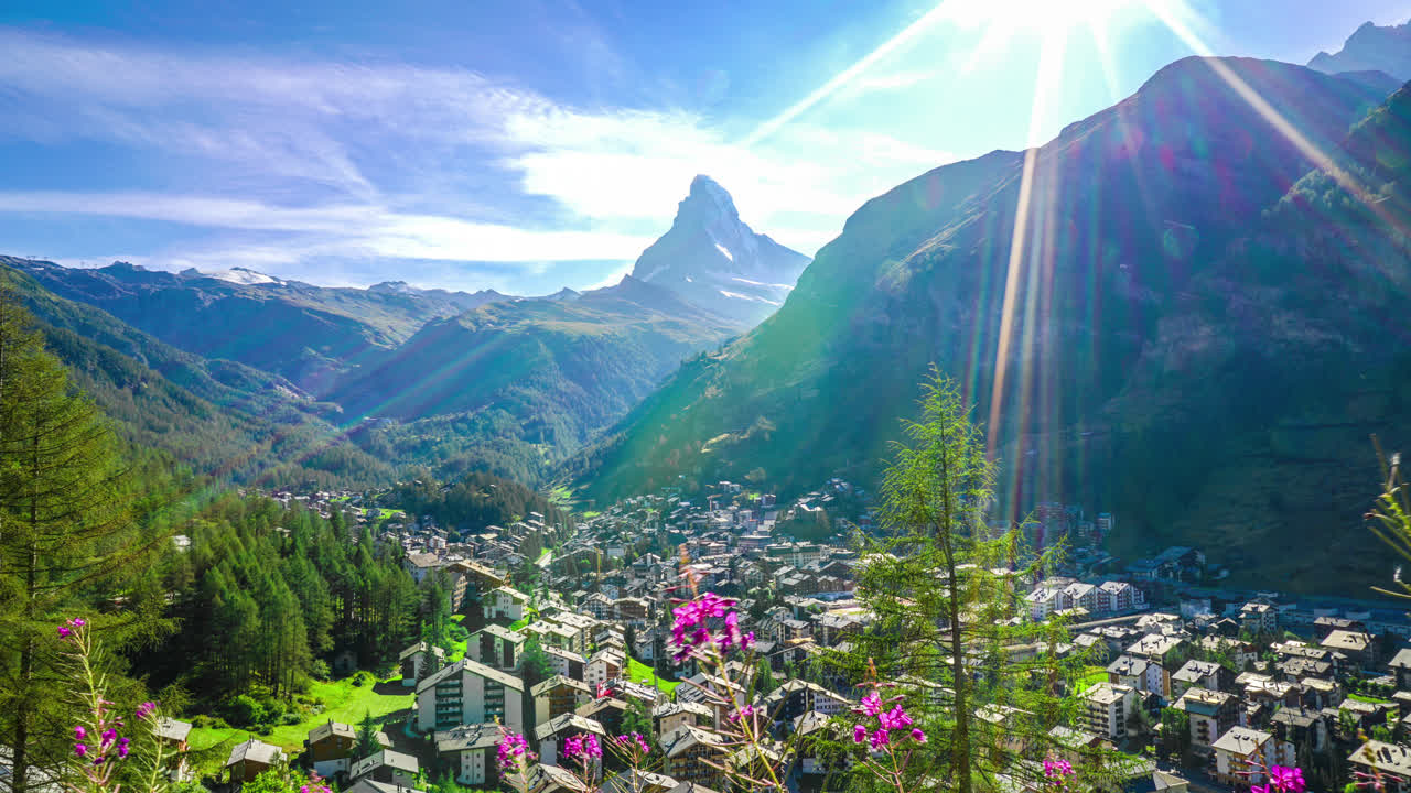 마테호른을 배경으로 저속 촬영된 체르마트 마을