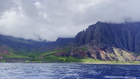 Toma-Panorámica-Cinematográfica-Desde-Un-Barco-Del-Exuberante-Valle-De-Kalalau-A-Lo-Largo-De-La-Costa-De-Na-Pali-En-La-Isla-De-Kaua&#39;i,-Hawai&#39;i.