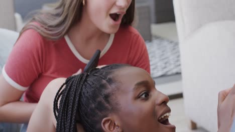 sorprendió a diversas amigas adolescentes acostadas en el sofá y usando teléfonos inteligentes