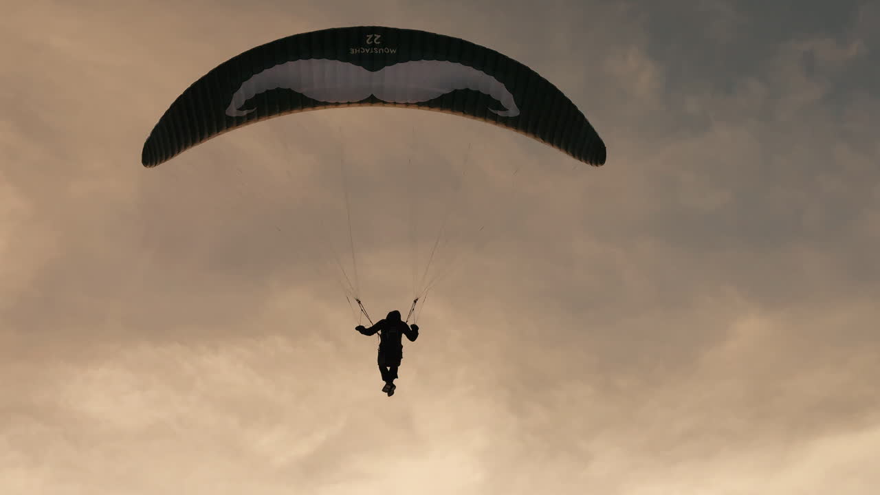 Paragliding ved solnedgang