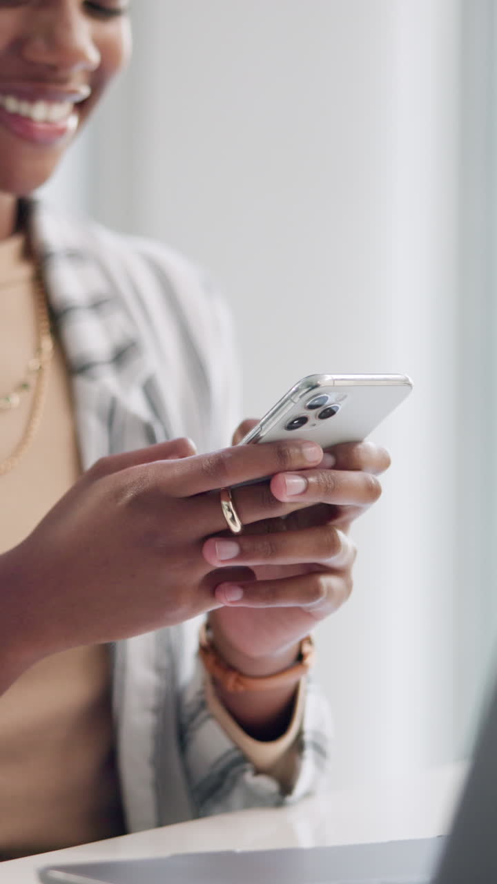Donna che usa uno smartphone